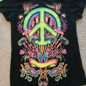 Trippy UV reactive mushroom peace tee