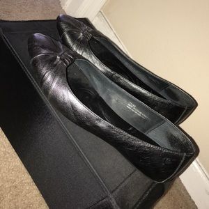 CLEAR OUT SALE ✨ EUC Born silver pointed flats