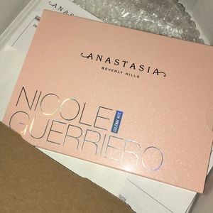 Anastasia Beverly Hills Nicole Guerriero Glow Kit