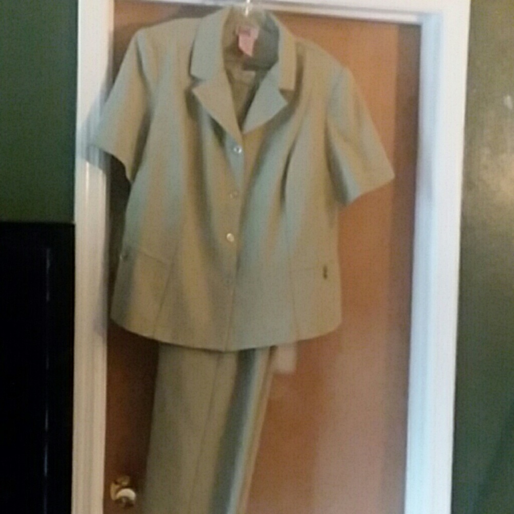 Women's suite 22W