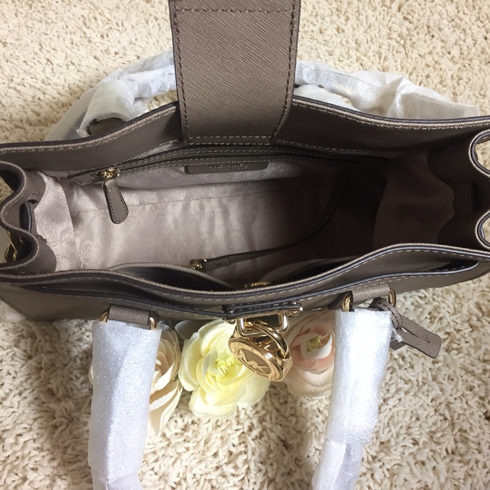 ❌SOLD❌Host Pick Michael Kors HamiltonMediumSatchel - Picture 4 of 7