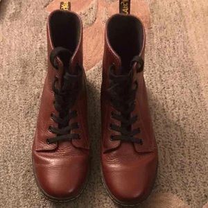 DR. MARTENS MAROÓN LEATHER