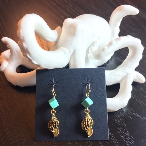 ✨HOST PICK✨ Turquoise & gold seashell earrings - Picture 1 of 3