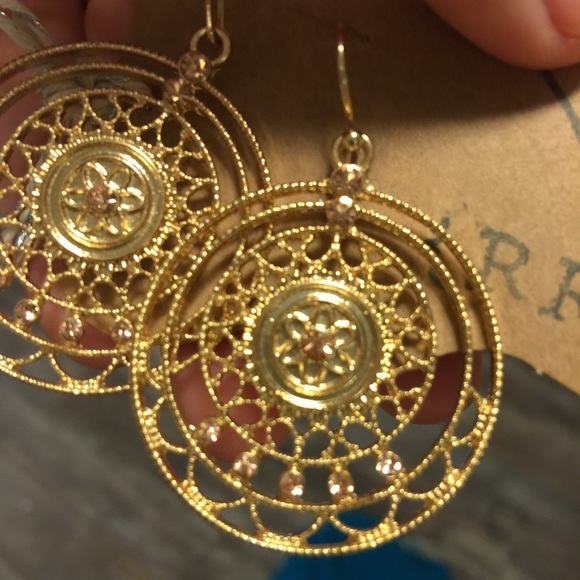 Delicate gold-tone earrings with tiny crystals - Picture 2 of 2