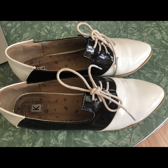 ModCloth Shoes - Kling saddle shoes