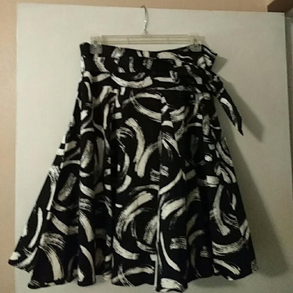 Black and White pleated skirt
