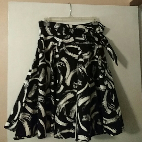 Black and White pleated skirt - Picture 1 of 2