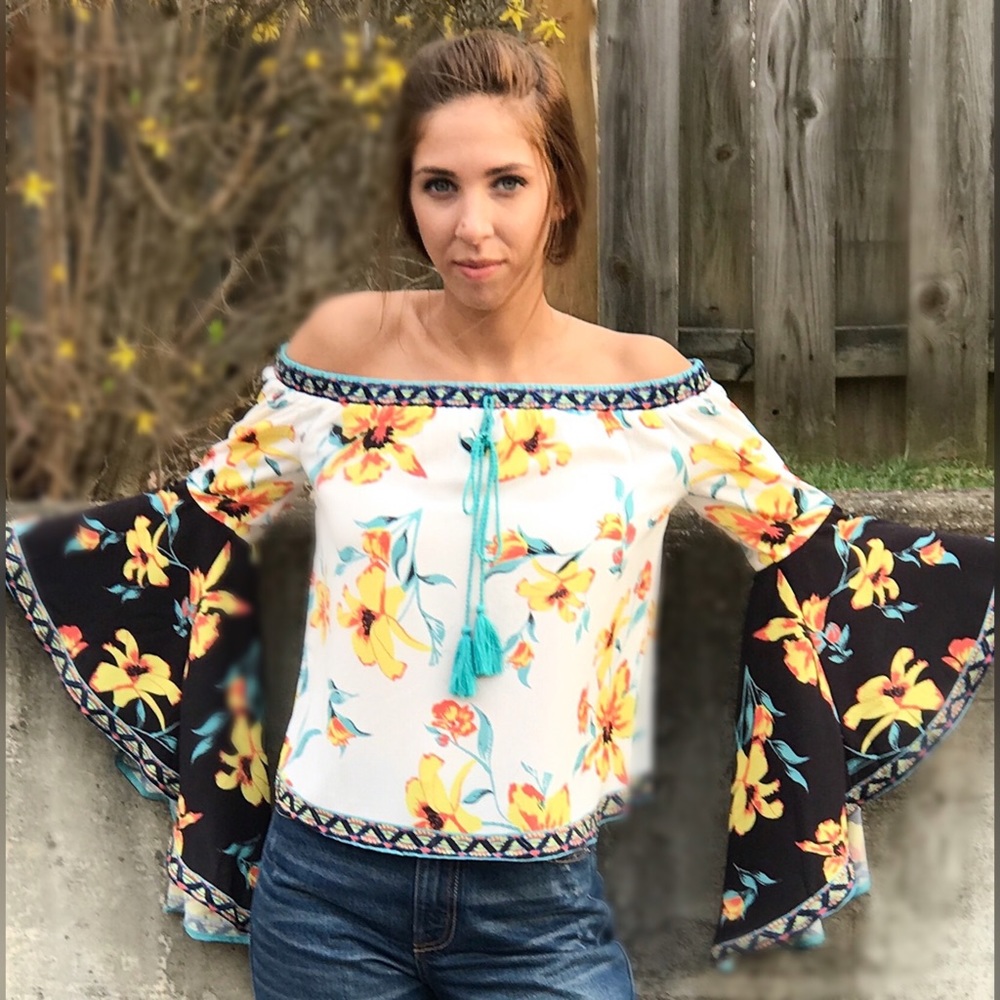 🌸🆕Buttercup Orchids Bell Sleeve Blouse - Picture 3 of 6