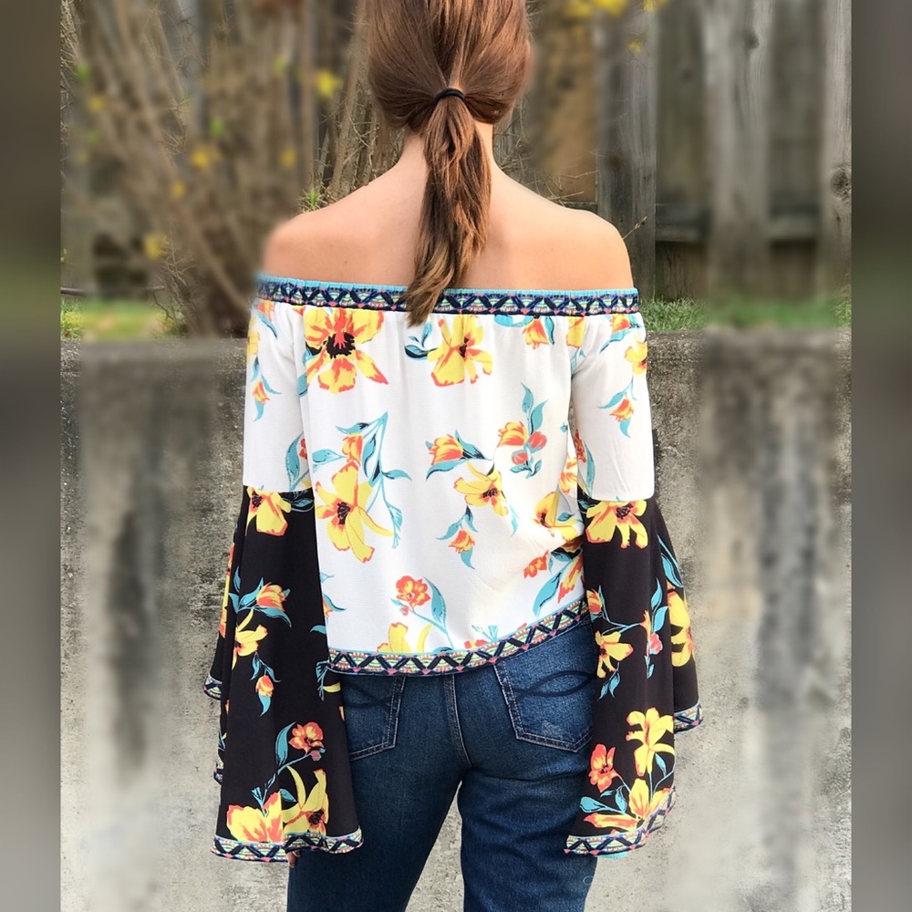 🌸🆕Buttercup Orchids Bell Sleeve Blouse - Picture 5 of 6