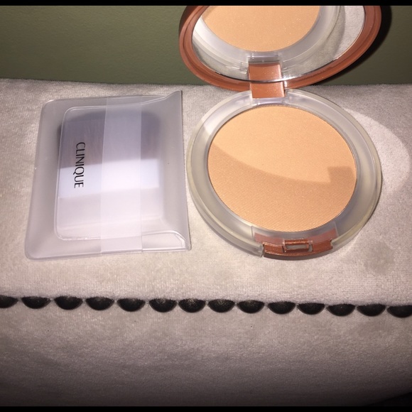 Pressed powder bronzer - Picture 2 of 3