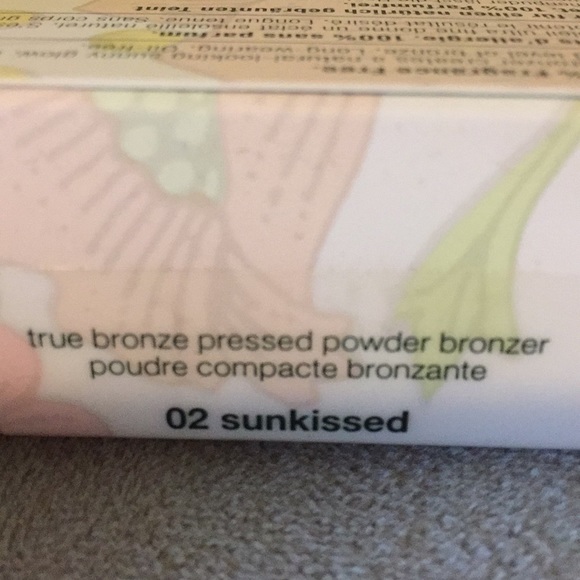 Pressed powder bronzer - Picture 3 of 3