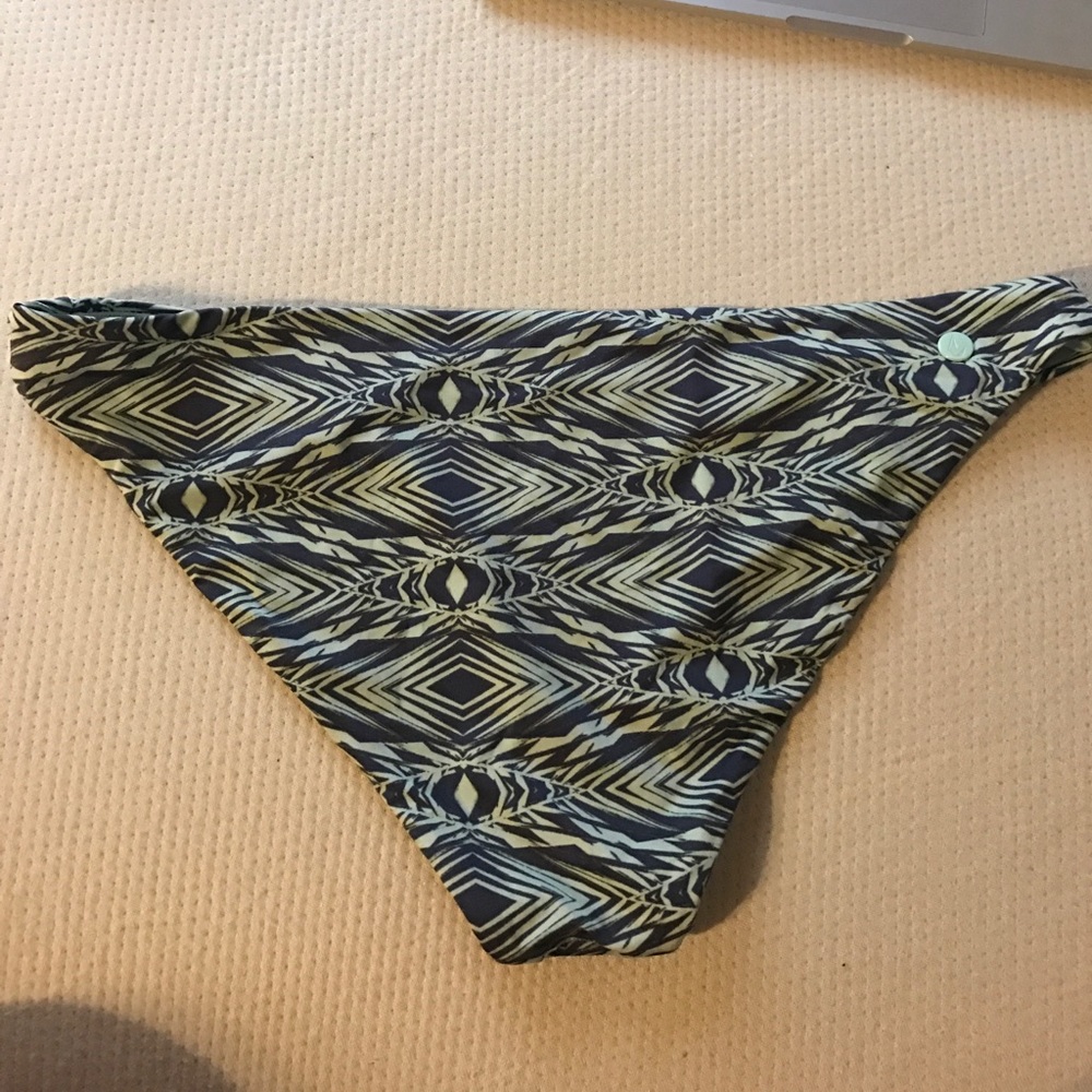 Volcom bikini set - Picture 3 of 3