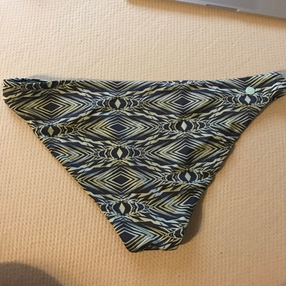 Volcom bikini set - Picture 3 of 3