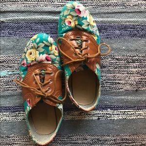 floral oxford style flat