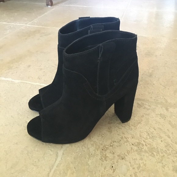 Vince Camuto Shoes - Last$drop🎉Vince camuto booties