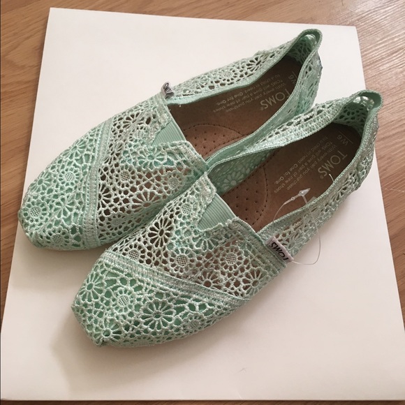 New Pastel Light Green Floral Lace TOMS Slipons - Picture 2 of 4