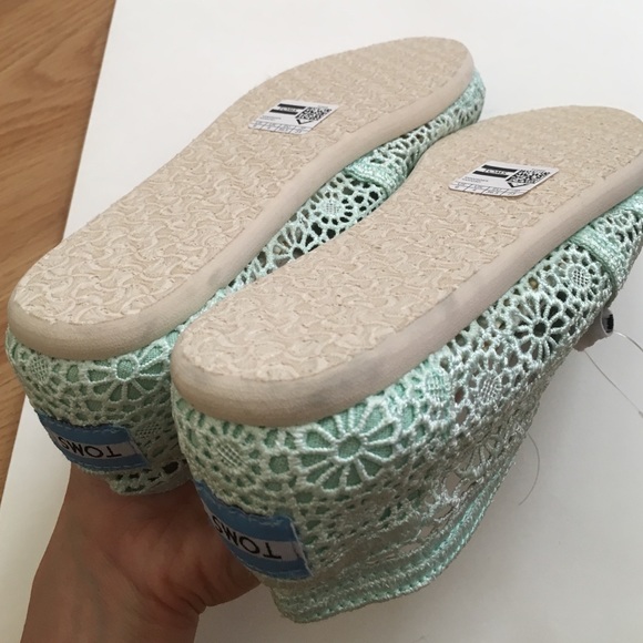 New Pastel Light Green Floral Lace TOMS Slipons - Picture 4 of 4