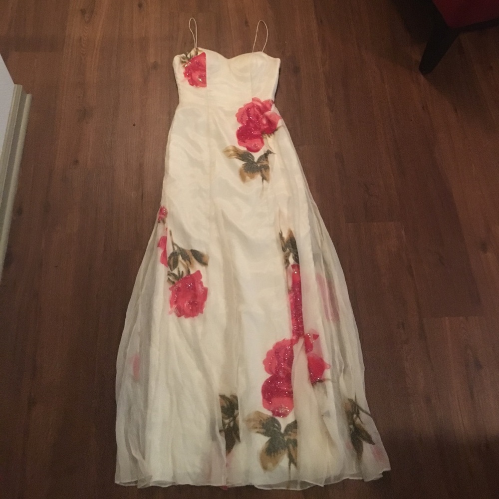 Beautiful White Dress w/Roses