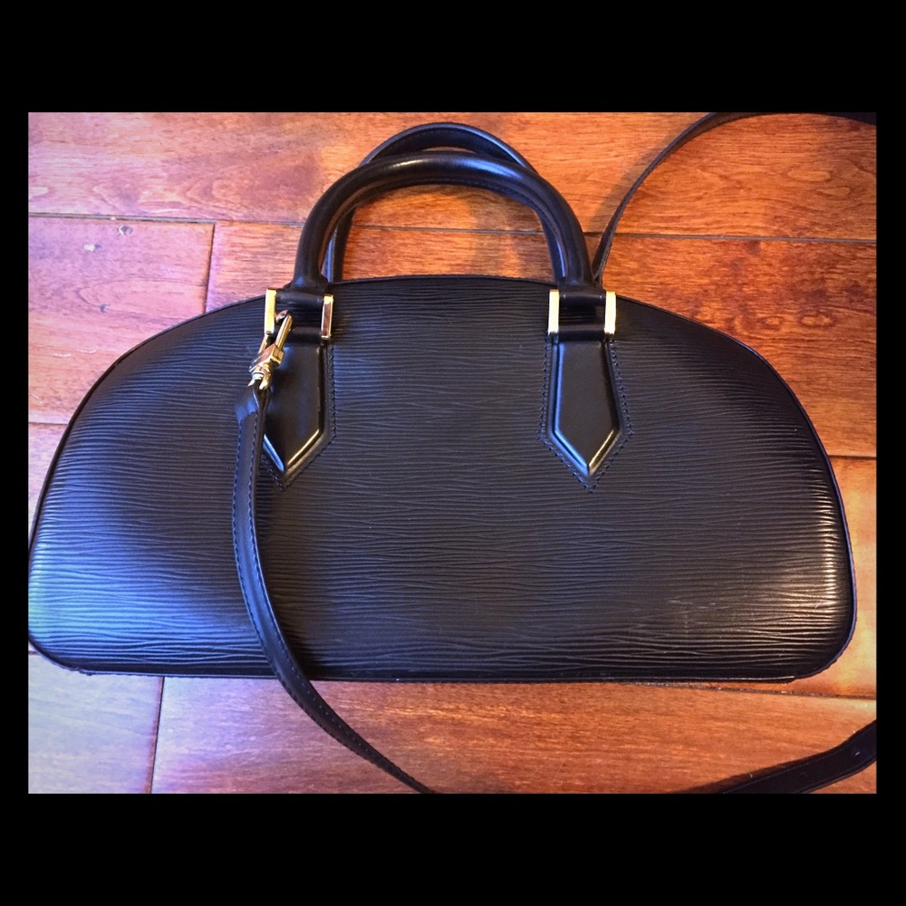 *SOLD*💯 Authentic LV satchel