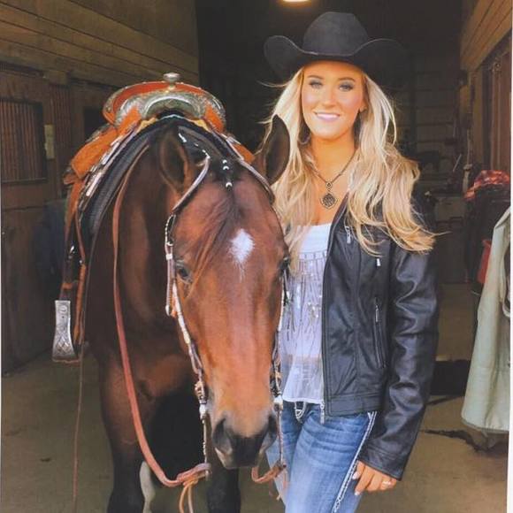 Meet your Posher, Karlie - Picture 1 of 1