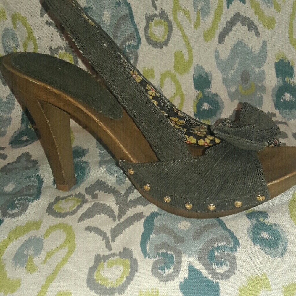Brown corduroy wooden pumps