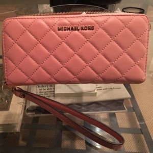 🔹1 DAY SALE🔹 NWT Michael Kors Travel wallet