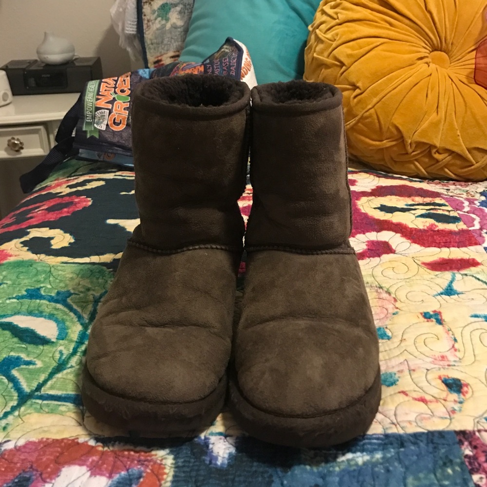 Short chocolate UGGs