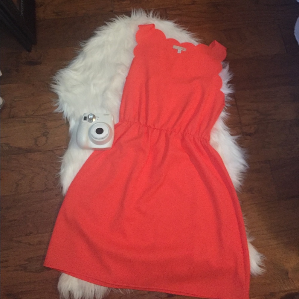 Gianni Bini coral scalloped dress