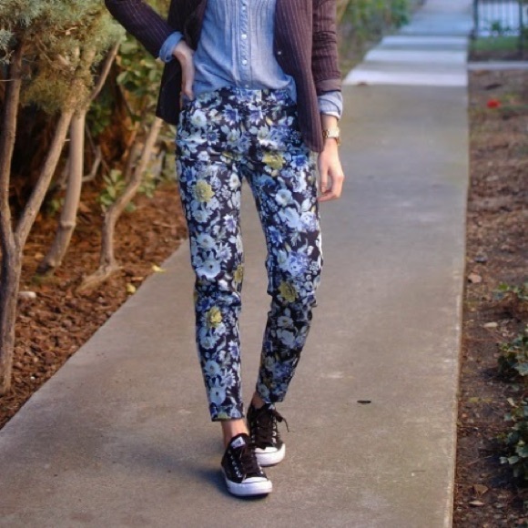 H&M Pants - Like NEW H&M blue floral trousers H&M Pants - Like NEW H&M blue floral trousers