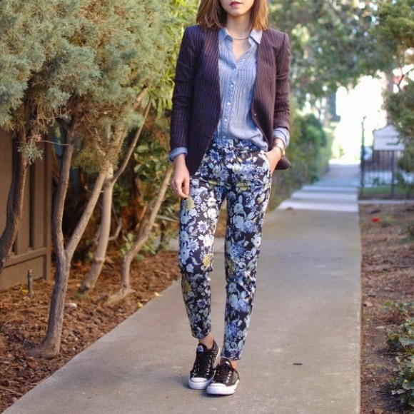 H&M Pants - Like NEW H&M blue floral trousers H&M Pants - Like NEW H&M blue floral trousers