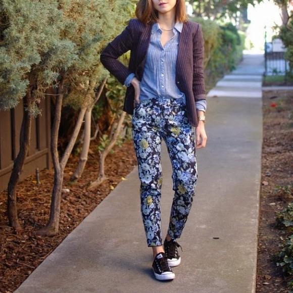 H&M Pants - Like NEW H&M blue floral trousers H&M Pants - Like NEW H&M blue floral trousers