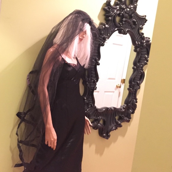 Hot Topic Accessories - Long black vampire bridal veil roses gothic tulle