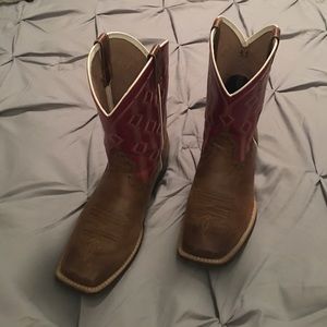 Boys Ariat boots size 5.5