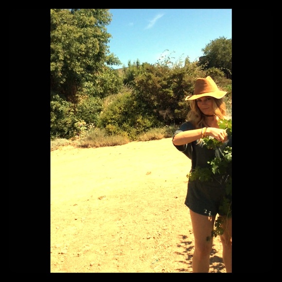 Meet your Posher, Brooke - Picture 1 of 4