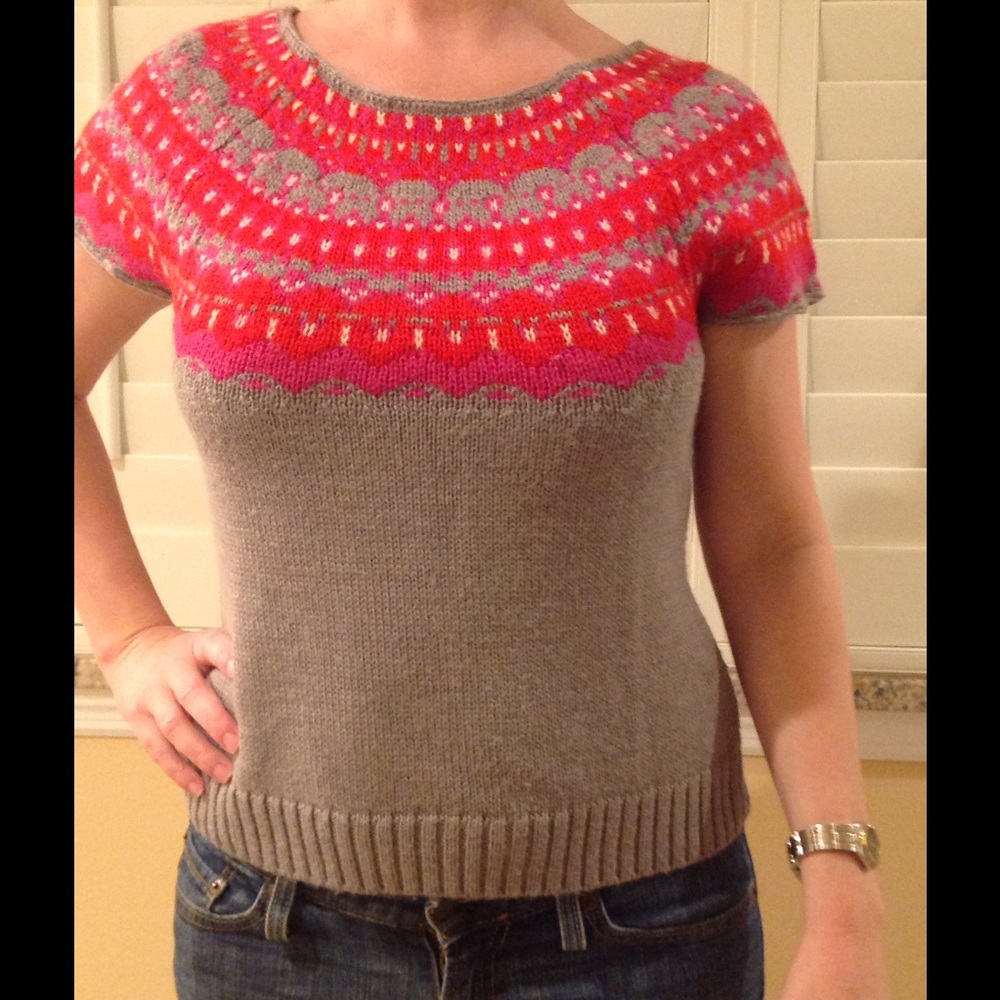 Gray short sleeve sweater-fitted and so cute!