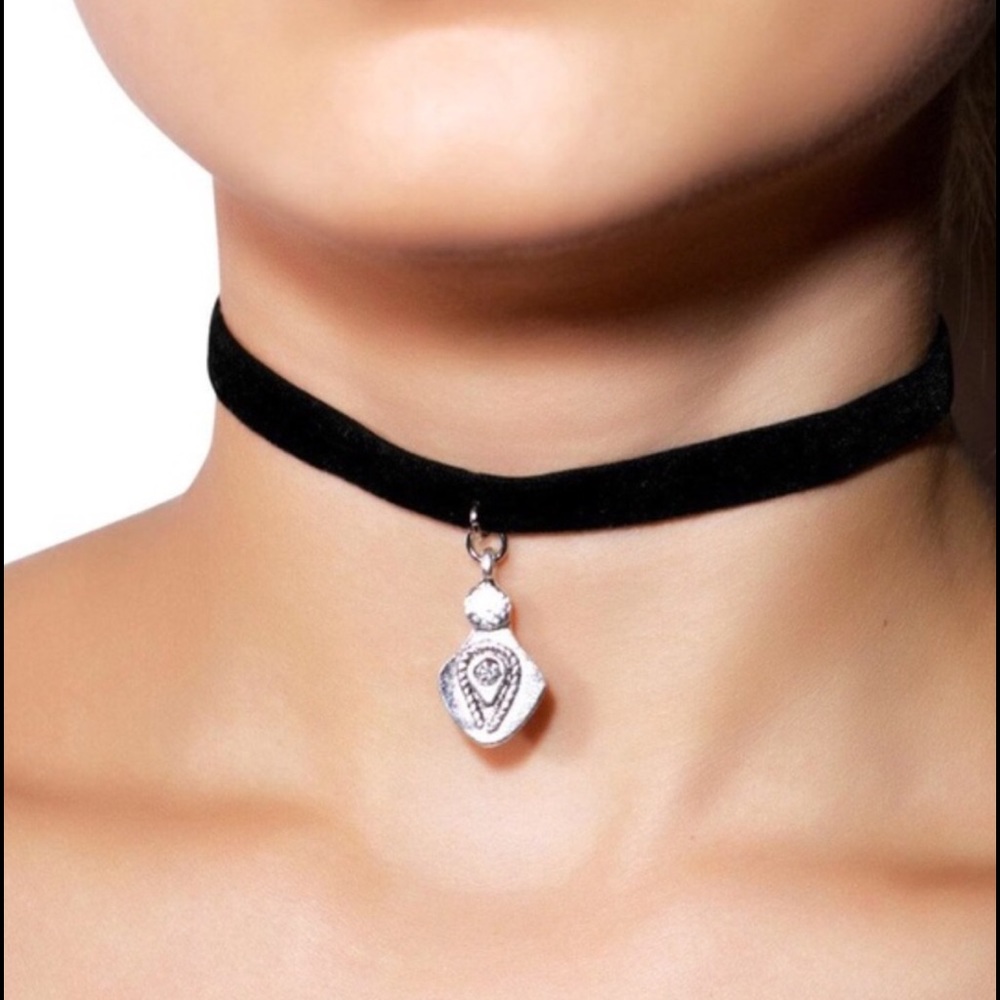 Vanessa Mooney 🌙 Choker