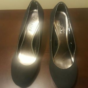 Unlisted Black Sueded Pumps - SZ 7.5