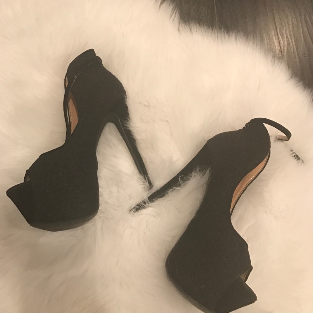 Open Toe Black High Heels..