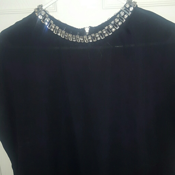 FOREVER 21 BLK BLOUSE WITH DIAMOND NECKLINE - Picture 2 of 5