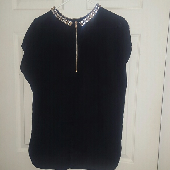 FOREVER 21 BLK BLOUSE WITH DIAMOND NECKLINE - Picture 3 of 5