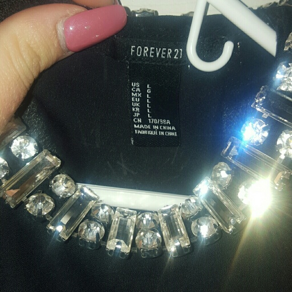 FOREVER 21 BLK BLOUSE WITH DIAMOND NECKLINE - Picture 4 of 5