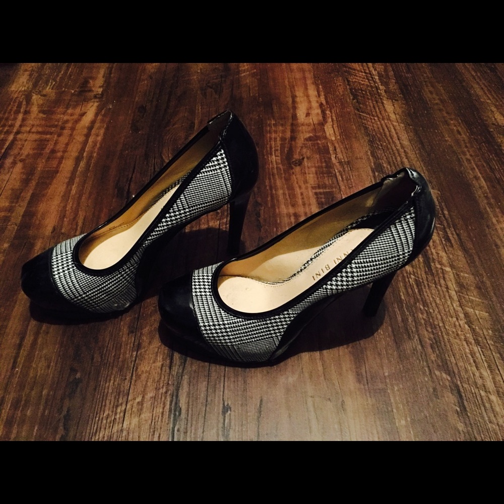Gianni Bini black and white heels