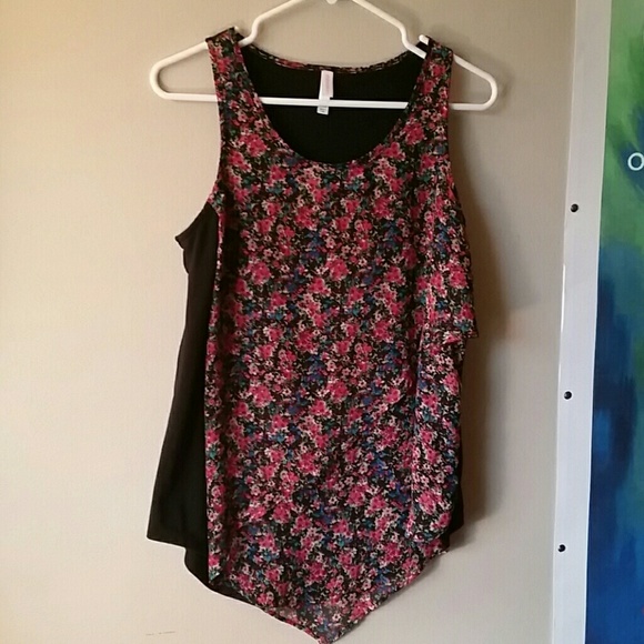 Floral asymmetric top - Picture 1 of 3