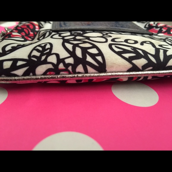Coach Wristlet with pink lining inside - Picture 2 of 3