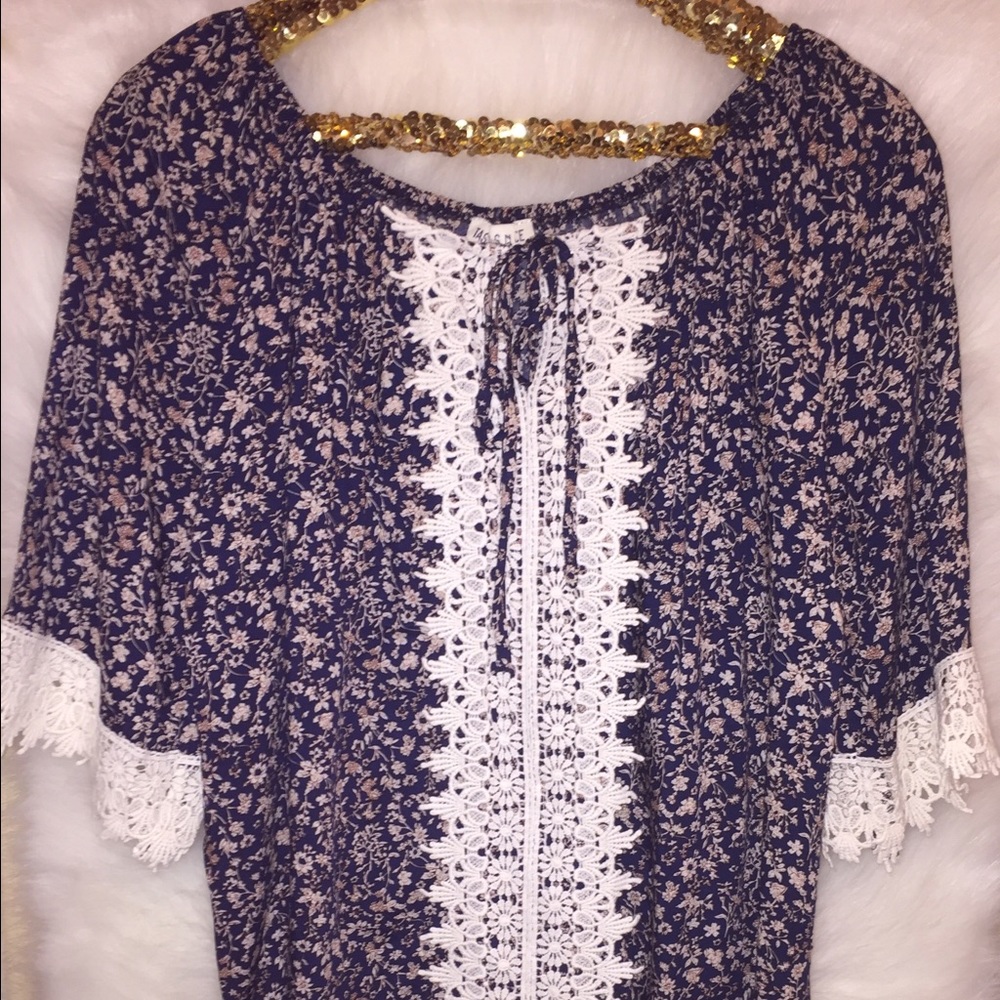 Floral print off the shoulders. - Picture 3 of 4