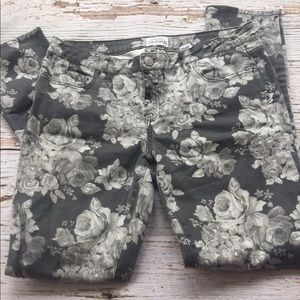 Gray and white floral skinny jeans🌸