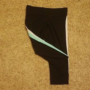 PINK Ultimate Capri workout leggings