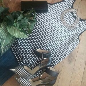Quintessential black and white sleeveless top size medium
