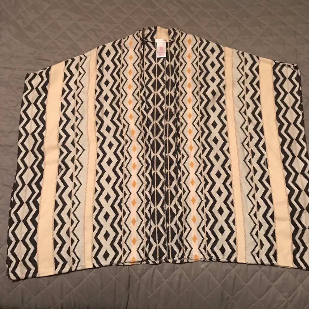 XS poncho. Aztec print.