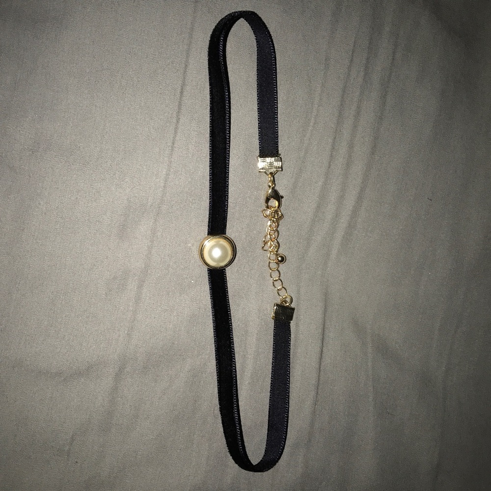 black velvet choker with pearl!